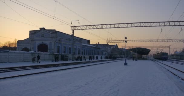 Разбитые окна и обветшалые стены вагонного завода недалеко от Конотопа впечатляют своим депрессивным взглядом зимой — стоковое видео