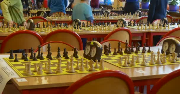 Pojkar och flickor Ofpreschool ålder kommer längs schack tabeller innan en turnering som anordnas av Opole Chess School — Stockvideo