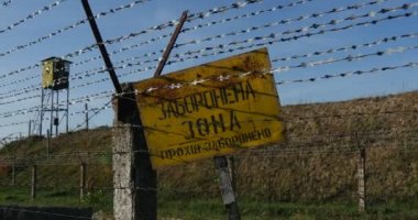 Eski Muhafız Kulesi dikenli tel beton direkleri petrol depolama çok uzak olmayan bir çit boyunca yaz aylarında Kiev'de uzanan bir sürü ile kaplı