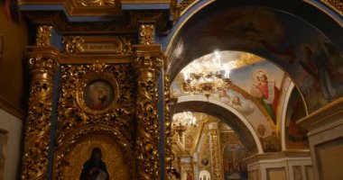 Görkemli kalıplama ve Saint simgeler Kiev Perchersk Lavra Ortodoks kilise mensup içinde onları tarafındaki altın seyir sütun