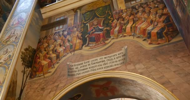 Imágenes sagradas de las reuniones de la Catedral Patriarcal en la Gran Iglesia de la Asunción de la Santísima Virgen María, perteneciente al Monasterio de Kiev Perchersk — Vídeos de Stock