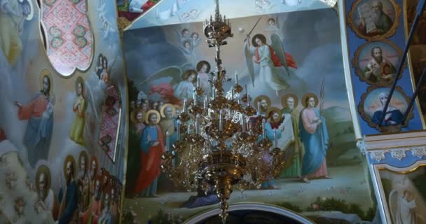 Den väggmålning med od mycket kristna heliga Standind på en bädd av döende Saint Mary i en Ortodoxkyrka tillhör Kiev Perchersk kloster i Ukraina — Stockvideo