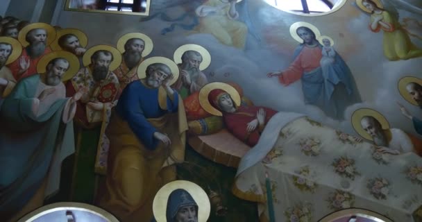 Enorme muurschildering met een sterven Maagd Maria en vele heiligen permanent in de buurt van haar Bed in de grote kerk van de veronderstelling van de Maagd Maria in Kiev — Stockvideo