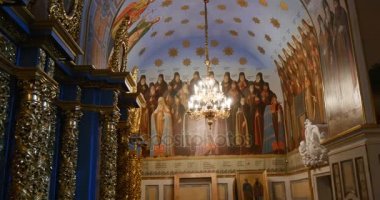 Kutsal duvar resimleri ve Meryem Ana büyük Kilisesi Saint resimleri olan bir çok etkileyici kemerler Kiev Perchersk Lavra için ait