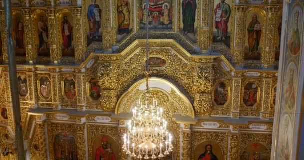 Underbar och enorma gamla Golden tittar ikonostas i Storkyrkan av antagandet av Jungfru Maria som hör till Kiev Prchersk Lavra — Stockvideo