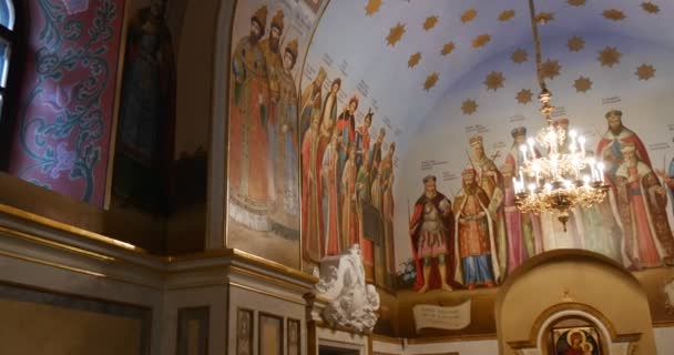 Murais de teto surpreendentes e pinturas, Representando a vida dos santos, na Igreja Ortodoxa pertencente a Kiev Perchersk Lavra na Ucrânia — Vídeo de Stock