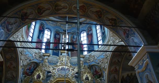 Plafond à haute coupole avec beaucoup de peintures murales arty et de photos de saints dans la grande église de l'Assomption de la Bienheureuse Vierge Marie à Kiev Perchersk Lavra — Video