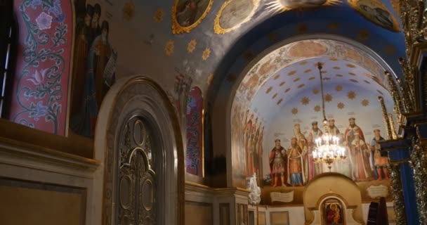 Splendide Arc, colonnes, peintures murales et d'Andceiling, représentant la vie des saints, dans l'église orthodoxe appartenant à Kiev Perchersk Lavra en Ukraine — Video