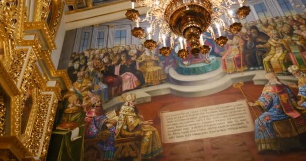 Mural enorme com um monte de santos que se reuniram perto do leito de mentir Santa Maria em Thr Grande Igreja da Assunção da Bem-Aventurada Virgem Maria em Kiev — Vídeo de Stock