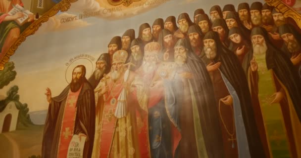 Niesamowite religijnych Mural, przedstawiające życie świętych, w kościele prawosławnym, Najświętszej Maryi Panny, należących do Kijów Ławra Perchersk na Ukrainie — Wideo stockowe