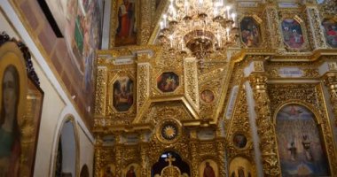 Carving ve Kiev Percherskaya Lavra kilise mensup kalıplama ikonostasisin Awith sütunları seyir muhteşem altın kaplı