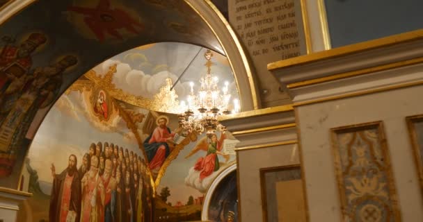 Mooi ogende Arcs met beelden van diverse heiligen in de grote kerk van de Hemelvaart van de gezegende Birgin Maria behorend tot Kiev Perchersk Lavra — Stockvideo