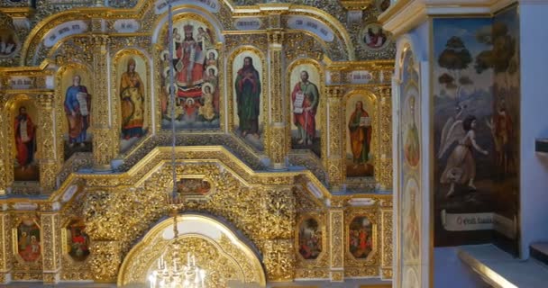 Hög gyllene tittar ikonostas med kolumner täckt med Carving och gjutning i den kyrkliga tillhör Kiev Percherskaya Lavra — Stockvideo