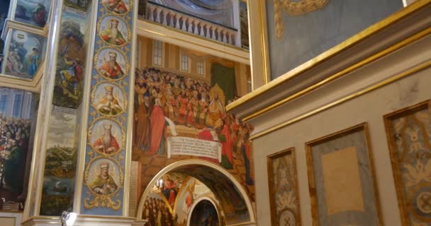 Columnas y arcos de aspecto agradable con un montón de imágenes de santos en la iglesia cristiana perteneciente al monasterio de Kiev Perchersk en Ucrania — Vídeo de stock