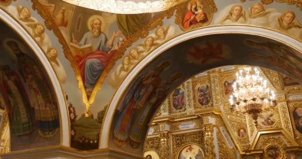 Maravillosa y enorme Iconostasis de aspecto dorado antiguo en la Gran Iglesia de la Asunción de la Santísima Virgen María perteneciente a Kiev Prchersk Lavra — Vídeo de stock