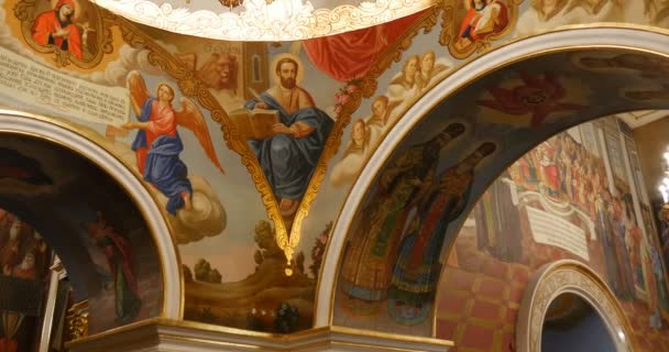 Bellissimi archi con immagini di vari santi nella grande chiesa dell'Assunzione della Beata Birgin Maria appartenere a Kiev Perchersk Lavra — Video Stock