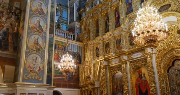 Sagrada Iconostasis de aspecto dorado con columnas cubiertas de talla y molduras en la iglesia perteneciente a Kiev Percherskaya Lavra — Vídeo de stock