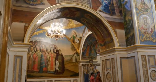 Nice hledá sloupy a oblouky s mnoha obrazy svatých v křesťanské církevní patřící do Perchersk kláštera na Ukrajině Kyjev — Stock video