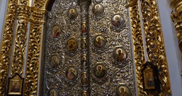 Золотий дивлячись іконостас з колонами, покриті різьблення й строгально в церковному приналежності до Києво-Percherskaya Лавра — стокове відео