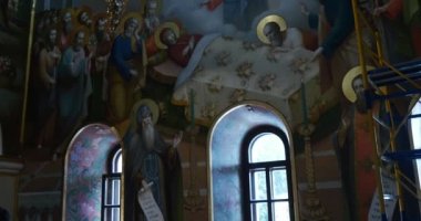 Etkileyici yarım yuvarlak eski Windows kutsal bakire Meryem varsayım büyük kilisede Ukrayna Kiev Perchersk Lavra ait