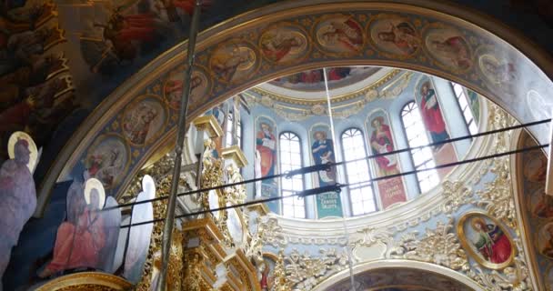 Techo de cúpula alta con un montón de murales artísticos y Saint Pictures en la Gran Iglesia de la Asunción de la Santísima Virgen María en Kiev Perchersk Lavra — Vídeo de stock