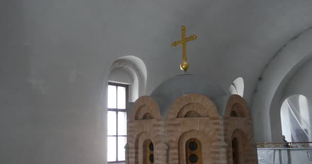 Białe kopuły z Krzyża i mały Windows zainstalowany wewnątrz Wielkiego Kościoła Wniebowzięcia Najświętszej Maryi Panny należących do Kijów Ławra Perchersk — Wideo stockowe
