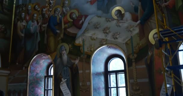 Imponujące pół okrągłe stare okna w Wielki Kościół Wniebowzięcia Najświętszej Maryi Panny należących do Kijów Ławra Perchersk na Ukrainie — Wideo stockowe