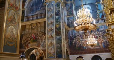 Muhteşem sütunlar, avize ve kemerler ile Ukrayna Kiev Perchersk manastır için Hıristiyan kilise ait azizlerin görüntüleri bir çok