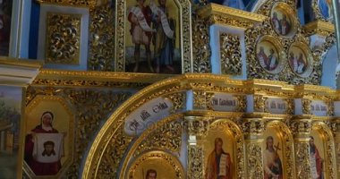 Sütunlar ve aziz resimleri Kiev Perchersk Lavra Ukrayna kilise mensup seyir altın ile muhteşem İkonostasisin