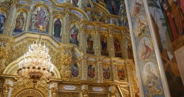 Bir yere 5 metre yüksek, eski görkemli ikonostasisin ve başına Looking kilise Kutsal Mary ait Kiev Perchersk Lavra için