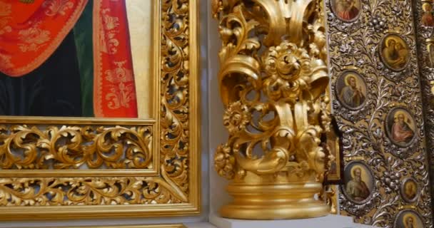 Close-up van de kolommen bedekt met gouden op zoek Decor Molding met kleine pictogrammen van heiligen in de kerk die Kiev Perchersk Lavra ingevoegd — Stockvideo