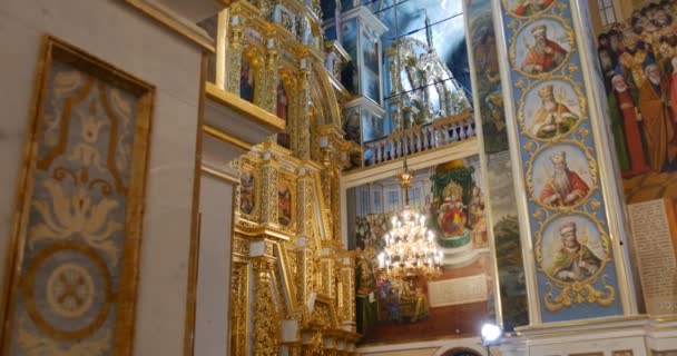 Nice tittar kolumner och bågar med en massa bilder av heliga i den kristna kyrkan tillhör Kiev Perchersk kloster i Ukraina — Stockvideo