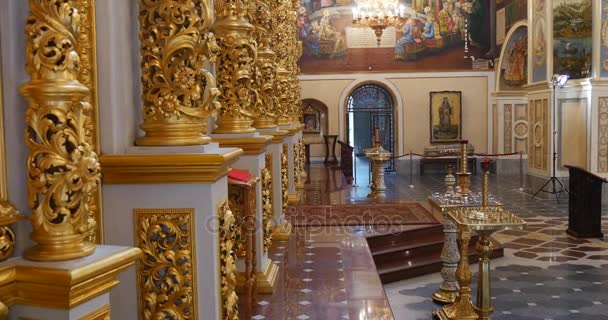 La grande chiesa dell'Assunzione della Beata Vergine Maria dall'interno con il suo arredamento unico e artistico, enormi murales religiosi, colonne d'oro ecc — Video Stock