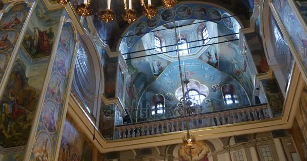 Espléndidos techos altos, hermosos arcos y columnas en la Gran Iglesia de la Asunción de la Santísima Virgen María en Kiev, Ucrania — Vídeos de Stock