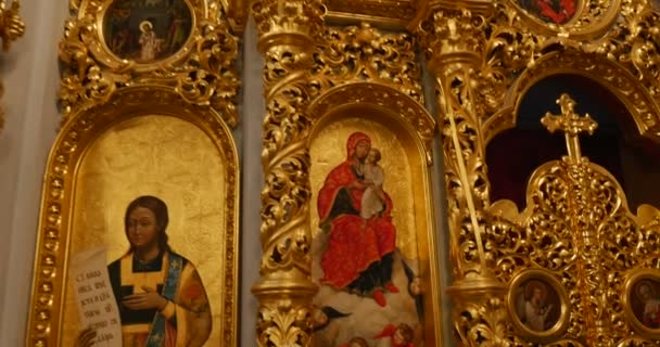 Increíble Iconostasis de aspecto dorado de la Iglesia ortodoxa cristiana perteneciente a Kiev Perchersk Lavra en Ucrania — Vídeos de Stock