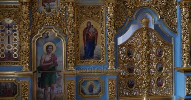 Sanat konusunda hava atan altın ikonostasisin Ukrayna Kiev Perchersk Lavra Ortodoks Hıristiyan kilise mensup mavi arka plan üzerinde seyir