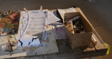 Çalışma masa boyalar ve büyük Kilisesi Kutsal bakire Meryem varsayım Restoratör profesyonel metinleri ile