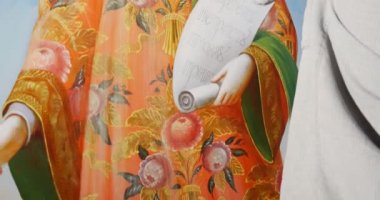 Bazı Christian Saint resmi metinler büyük kilise kutsal bakire Meryem varsayım bir Restoratör tarafından yenileniyor elinde rulo ile