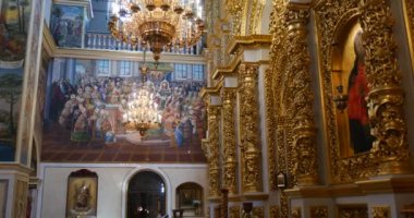 Lüks avizeler ve kutsal simgeler, sanat konusunda hava atan kalıplama ve Kiev Perchersk Manastırı kilise mensup oyma ile altın seyir sütunlar