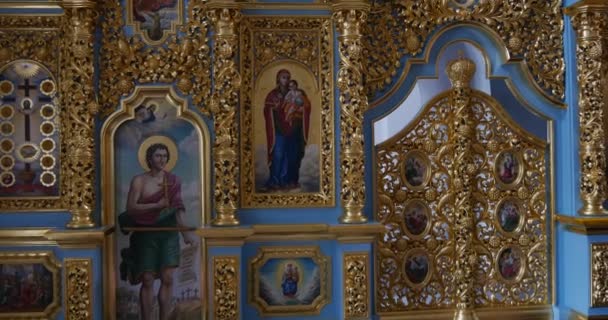 Giccses arany keres ikonosztáza a kék háttér az ortodox keresztény egyház tartozó Kiev Perchersk Lavra Ukrajnában — Stock videók