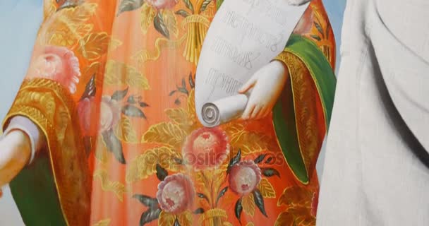 一些基督教圣图片与文本在他的手，正在装修的重建者在假定的圣母玛利亚大教堂中的卷 — 图库视频影像