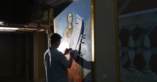 Den professionell konservator som använder vissa lång pappersark att renovera en ikon i Storkyrkan av antagandet av Jungfru Maria — Stockvideo