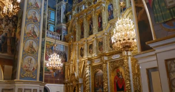 Prachtige gouden op zoek van de iconostase van de grote kerk van de Assumptionof van de Heilige Maagd Maria van Kiev Perchersk Lavra — Stockvideo