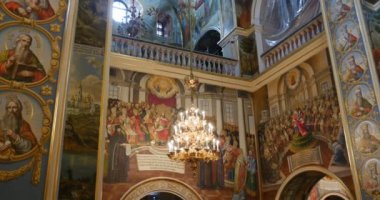 Etkileyici avizeler, altın seyir sütunlar, Saint simgeler ve kutsal bakire Meryem Kiev Asumption Kilisesi içinde büyük duvar resimleri