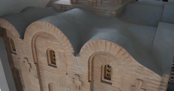 Миниатюрный макет купола, смотрящего на крышу Великой церкви Успения Пресвятой Богородицы, принадлежащей Киевской Перчерской лавре — стоковое видео