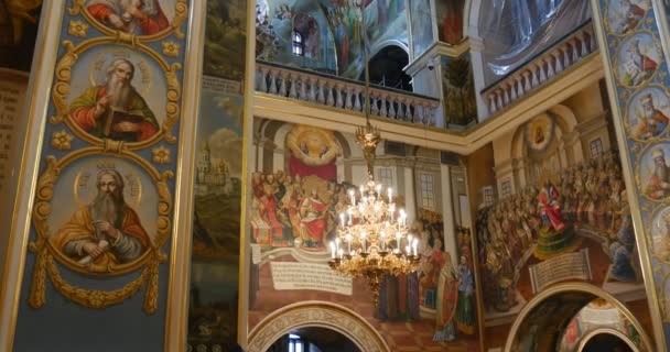 Impresionantes candelabros, Columnas doradas, San Iconos y Grandes Murales Dentro de la Iglesia de la Asunción de la Santísima Virgen María en Kiev — Vídeos de Stock