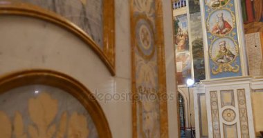 Muhteşem sütunlar, avize ve kemerler ile Ukrayna Kiev Perchersk manastır için Hıristiyan kilise ait azizlerin görüntüleri bir çok