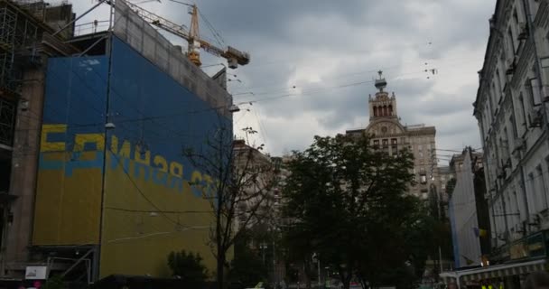 De indrukwekkende gebouwen van Chresjtsjatyk Street met zijn talrijke winkels, boetieks, enorme bouwwerken gemaakt in de stijl van de jaren 1950 — Stockvideo