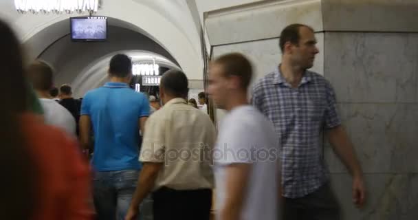 Gente que va y viene en la estación de metro de Arsenalnaya en Kiev, la capital de Uktaine, durante el día en verano — Vídeo de stock