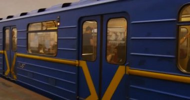 Yaz aylarında Arsenalnya Metro İstasyonu'na Kiev, Ukrayna içinde Yeraltı Metro İstasyonu oluyor insan